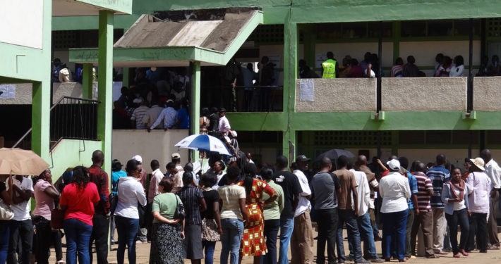 Menschenschlange vor dem Wahlbüro in Kenia - Foto Susanne Raukamp