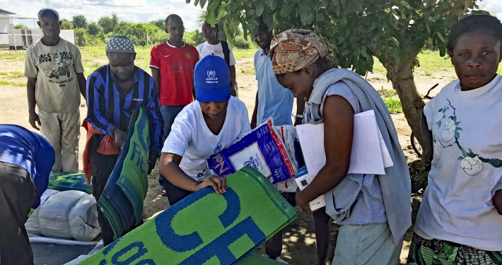 Gemeinsam mit anderen Hilfsorganisationen verteilen UNHCR-Helfer lebensrettende Güter an die Überlebenden des Zyklons in Mosambik, Simbabwe und Malawi. _© UNHCR / David Banda