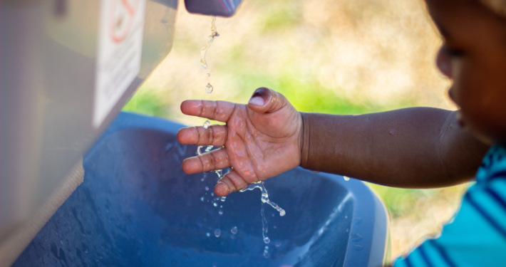 Symbolbild: Kind, das sich die Hände wäscht